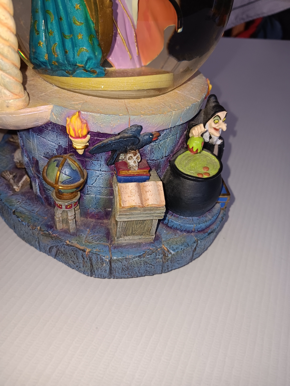 Disney Villains Evil Witch Mirror Mirror Snow Globe Preowned Sound WorksLightsup - Picture 10 of 11